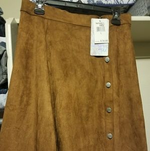 Skirt with buttons